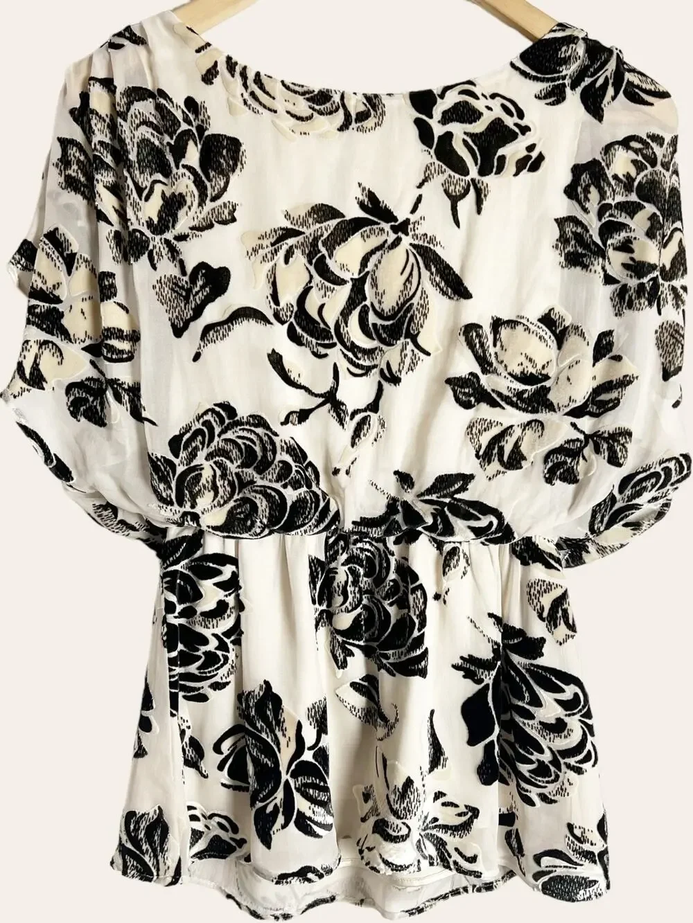 Alice + Olivia White Black Brushed Floral Silk Blend Batwing Flounce Top Size XS